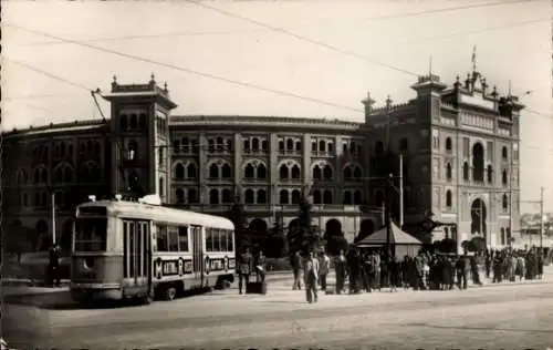 Ak Madrid Spanien, Plaza de Toros de las Ventas, Oberleitungsbus, Passanten