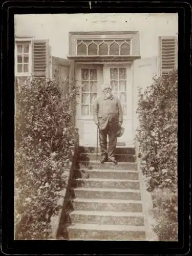 Kabinett Foto Alter Mann auf einer Treppe vor einem Haus, französischer Präsident ?