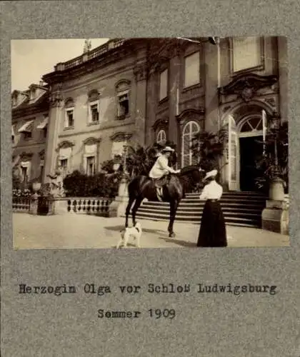 Foto Ludwigsburg in Württemberg, Herzogin Olga vor Schloss Ludwigsburg 1909