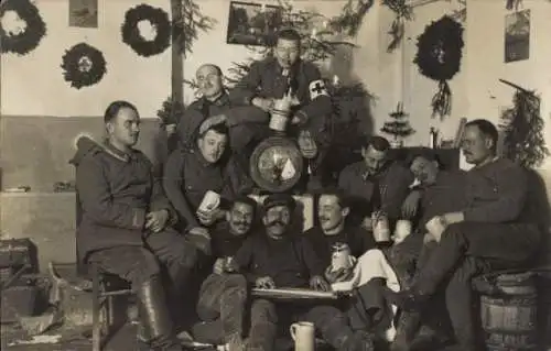 Foto Ak Deutsche Soldaten in Uniformen, Sanitäter, Kriegsweihnacht 1915, I WK