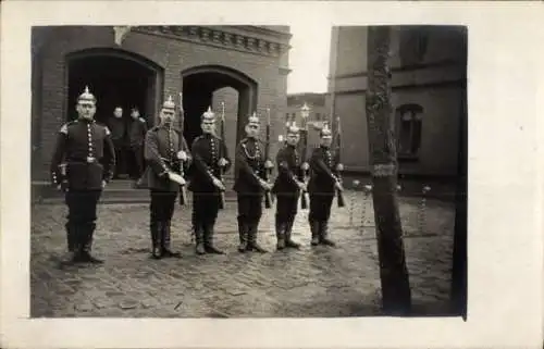 Foto Ak Deutsche Soldaten in Uniformen, Wachsoldaten