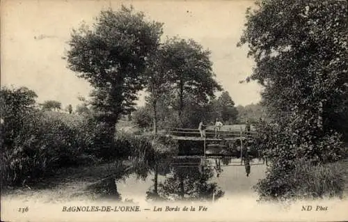 Ak Bagnoles-de-l’Orne Orne, Les Bords de la Vée