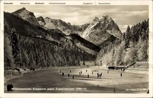 Ak Garmisch Partenkirchen in Oberbayern, Wintersportplatz Riessersee gegen Zugspitzgruppe