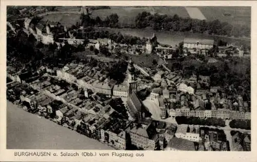 Ak Burghausen an der Salzach Oberbayern, Gesamtansicht vom Flugzeug aus