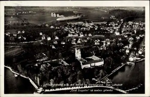 Ak Friedrichshafen am Bodensee, Fliegeraufnahme, Schloss, Luftschiff Graf Zeppelin ist gelandet