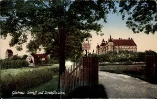 Ak Güstrow in Mecklenburg, Schloss mit Schlossbrücke