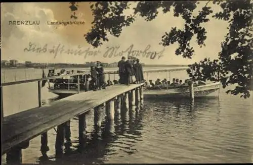 Ak Prenzlau in der Uckermark, Landungsbrücke, Boot, Passagiere