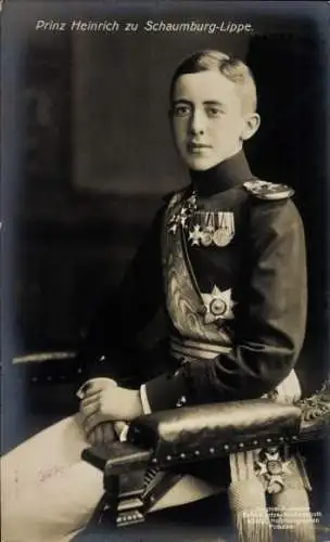 Ak Prinz Heinrich zu Schaumburg Lippe, Sitzportrait in Uniform