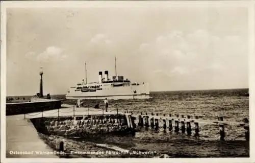 Ak Ostseebad Warnemünde Rostock, Mole, Einkommendes Fährschiff Schwerin