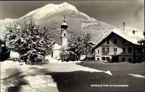 Ak Ehrwald in Tirol, Ortspartie mit Danielspitze, Kirchturm, Winter