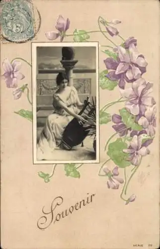 Präge Ak Frau in weißem Kleid, Porträt, Blumen