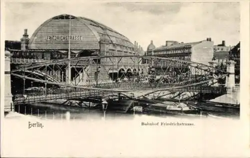 Ak Berlin, Bahnhof Friedrichstraße, Gesamtansicht, Brücke, Spreeufer, Fassaden