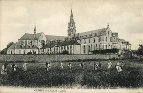 Ak Soligny la Trappe Orne, Abtei, Mönche bei der Arbeit