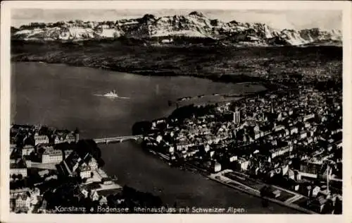 Ak Konstanz am Bodensee, Gesamtansicht, Rheinausfluss mit Schweizer Alpen