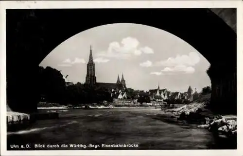 Ak Ulm an der Donau, Blick durch die Württbg. Bayr. Eisenbahnbrücke