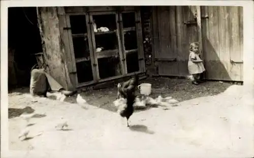 Foto Ak Hühner und Küken, Mädchen, Hasen im Stall