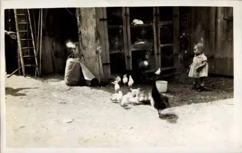 Foto Ak Hühner und Küken, Mädchen, Hasen im Stall