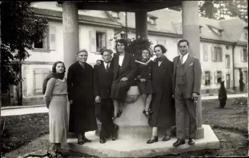 Foto Ak Gruppenaufnahme an einem Brunnen