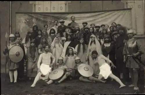 Foto Ak Schauspieler auf einer Bühne, Gruppenaufnahme, Theater