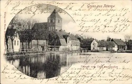 Ak Teterow in Mecklenburg, Kirche, Wohnhäuser am Teich