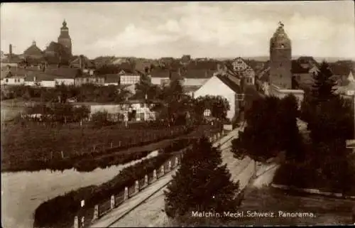 Ak Malchin in Mecklenburg, Stadtpanorama, Kirche, Turm, Straßenpartie