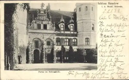 Ak Basedow in Mecklenburg, Schloss, Portal im Schlosshof