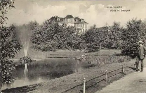 Ak Luckenwalde in Brandenburg, Stadtpark, Fontäne