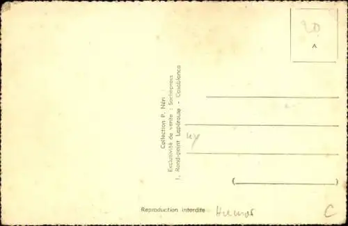 Künstler Ak Junge pinkelt in eine Dose