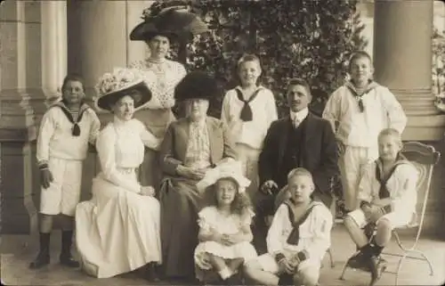 Foto Ak Herzogin Wera von Württemberg, Großfürstin von Russland, Familienbild