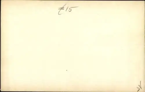 Foto Ak Erotik, rauchende Frau im Unterkleid vor einem Spiegel