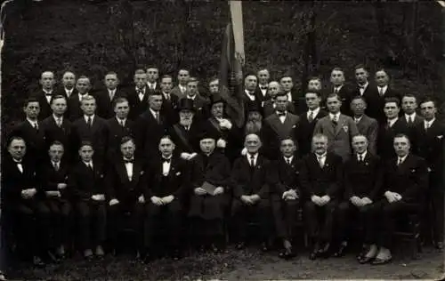 Foto Ak Kettwig Essen im Ruhrgebiet, Verein, Gruppenbild, Männer, Banner