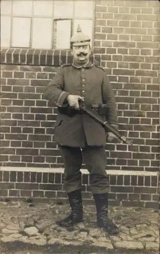 Foto Ak Deutscher Soldat in Uniform, Pickelhaube, Gewehr
