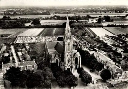 Ak La Chevrolière Loire Atlantique, Kirche, Vogelschau