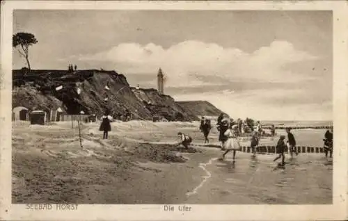 Ak Niechorze Horst Pommern, Strandufer, Blick zum Leuchtturm, Strandbesucher