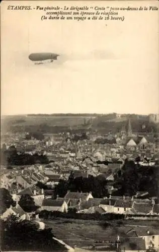 Ak Étampes Essonne, Zeppelin im Flug über den Ort