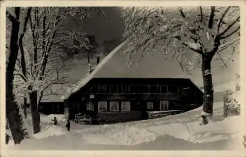 Foto Ak Todtnauberg Todtnau im Schwarzwald, Schwarzwaldhaus, Winter