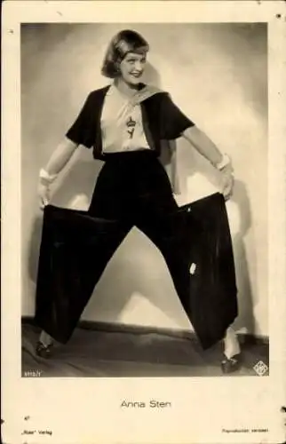 Ak Schauspielern Anna Sten, Standportrait, Weite Hosen