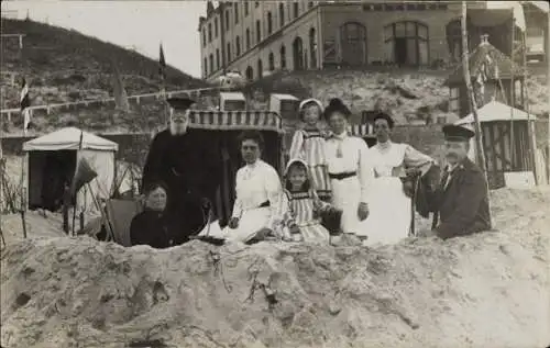 Foto Ak Nordseebad Wangerooge in Ostfriesland, Menschen am Strand, Emilie Wahlen, 1906
