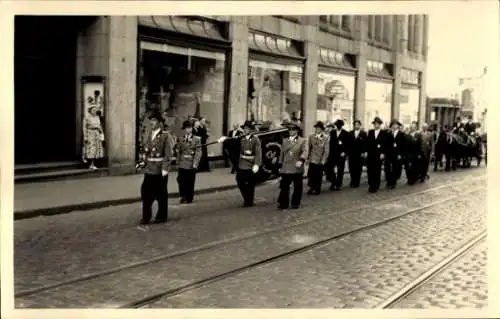 Foto Ak Essen, Schützenfest bei der Totenehrung, 1953, Festzug