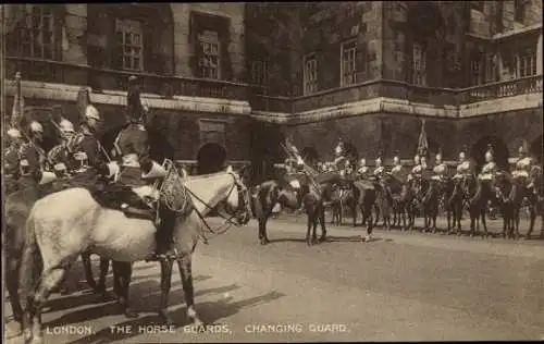 Ak City of Westminster London England, Whitehall, die Horse Guards, Wachablösung