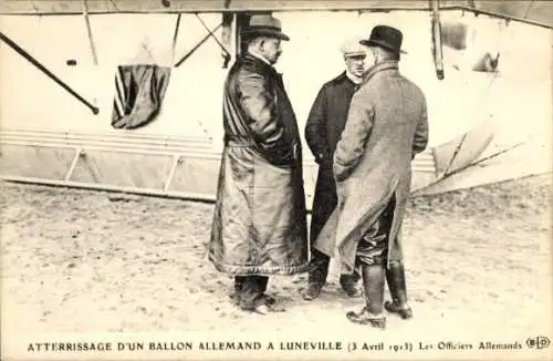 Ak Lunéville Meurthe et Moselle, Landung eines deutschen Ballons, deutsche Offiziere, 1913