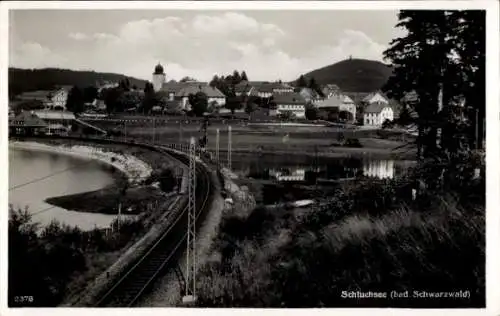 Ak Schluchsee im Schwarzwald, Teilansicht, Eisenbahnschienen, Turm