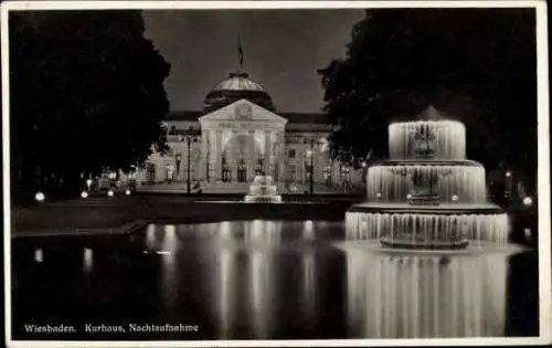 Ak Wiesbaden in Hessen, Kurhaus, Nachtaufnahme, Springbrunnen