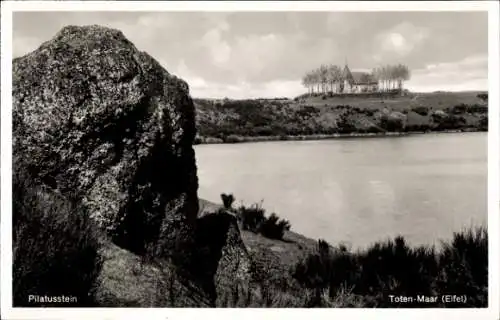 Ak Schalkenmehren in der Eifel, Weinfelder Maar, Totenmaar, Pilatusstein, Kirche