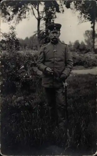 Foto Ak Deutscher Soldat in Uniform, Porträt, Zigarette