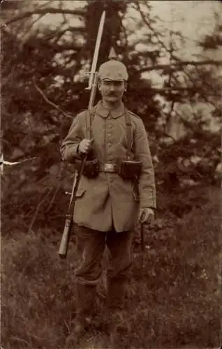 Foto Ak Deutscher Soldat in Uniform, Bajonett, Pickelhaube