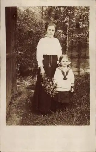 Foto Ak Frau mit Kind, Tochter, Blumen, Porträt