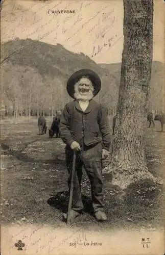 Ak Auvergne, Französische Tracht, Alter Mann, Gehstock, Hut