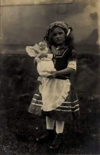 Foto Ak Mädchen in Volkstracht, Puppe, Porträt