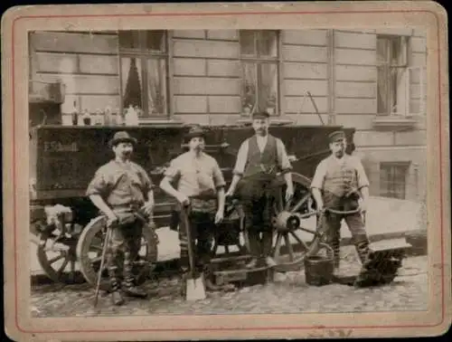 Kabinett Foto Vier Arbeiter, Straßenbauer ?, Fahrzeug von F. Schmidt